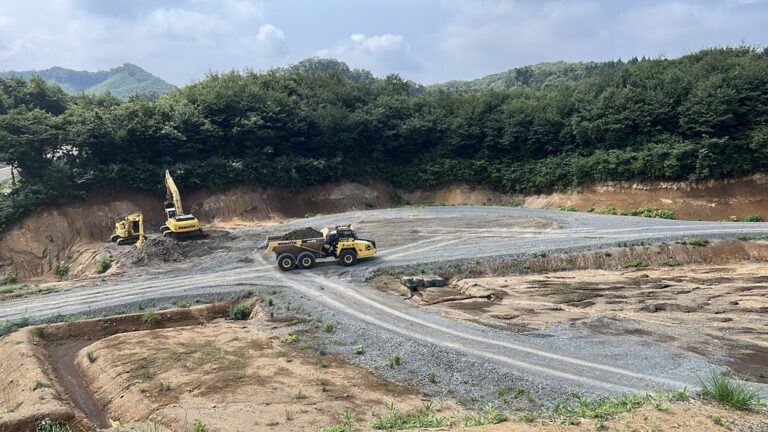 Autonomous dump truck innovations by komatsu