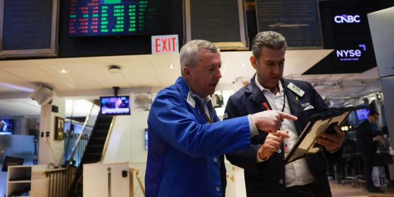 Market Turmoil: Widespread Sell Off Hits Software, Insurance, and Trucking Sectors